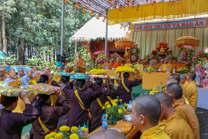 Dâng cúng y ca sa cho chư Tăng sau 3 tháng an cư theo truyền thống Phật giáo