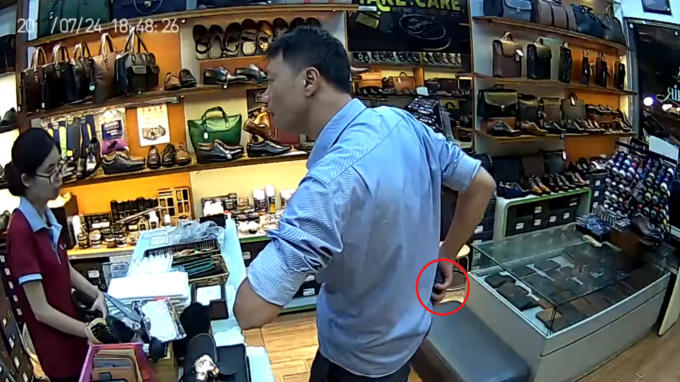 Hình ảnh nam thanh niên lấy trộm ví. Ảnh cắt từ clip