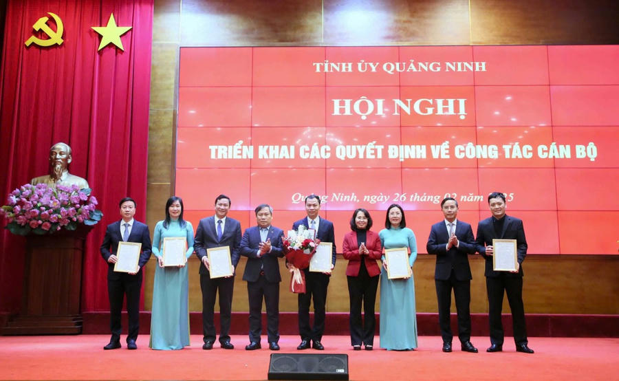 Lãnh đạo Tỉnh ủy Quảng Ninh trao quyết định thành lập Sở Tài chính và tặng hoa chúc mừng. Ảnh: QMG