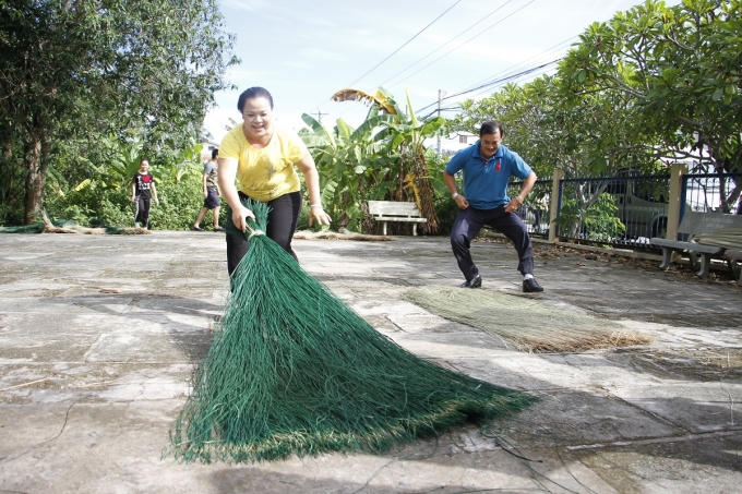 Nghệ sĩ Ngọc Lan thực hiện các thử thách chương trình đề ra