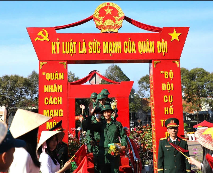 Các tân binh bước đi qua Cầu vinh quan để lên đưởng bảo vệ tổ quốc. Ảnh: T.H