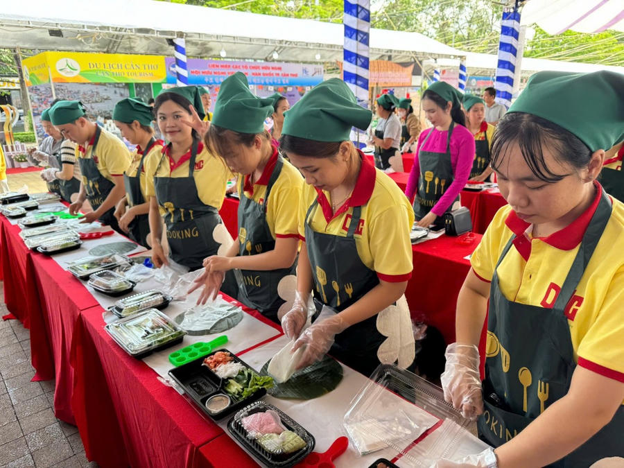 Sinh viên Trường Đại học Nam Cần Thơ hào hứng tham gia Ngày hội văn hóa Việt Nam - Hàn Quốc tại công viên Lưu Hữu Phước, TP Cần Thơ.