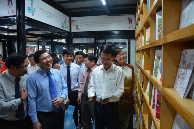 Lãnh đạo TP Hồ Chí Minh tham quan các gian hàng sách tại Đường sách TP Hồ Chí Minh