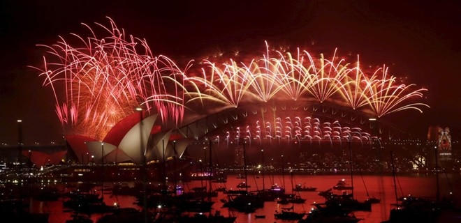 Hàng chục nghìn người chờ đón màn pháo hoa này tại cầu cảng Sydney vào ngày 31/12/2015.