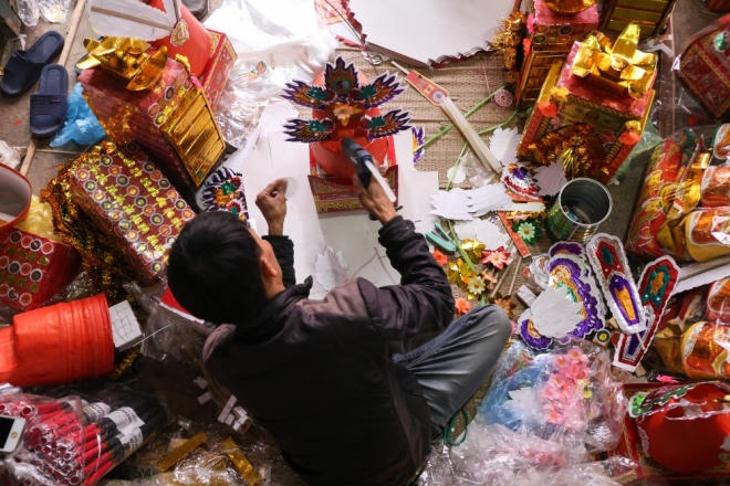 Mỗi ngày anh Hải làm được trên 100 sản phẩm hàng mã. 