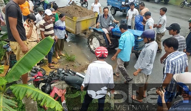 TP HCM: Va chạm với xe máy cày, 1 người bị thương nặng