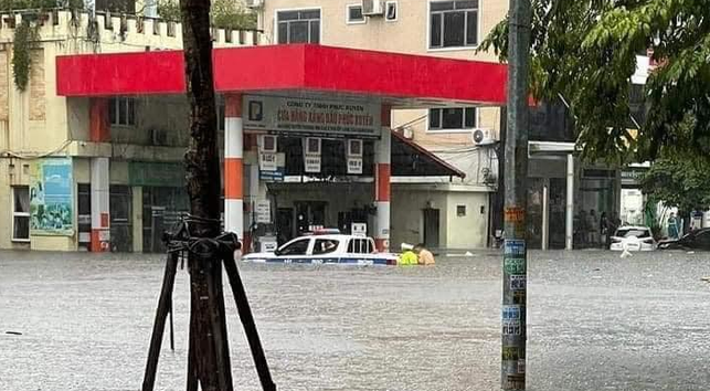 Mưa lớn kéo dài khiến cho nhiều tuyến đường tại khu vực TP Uông Bí ngập sâu trong nước.
