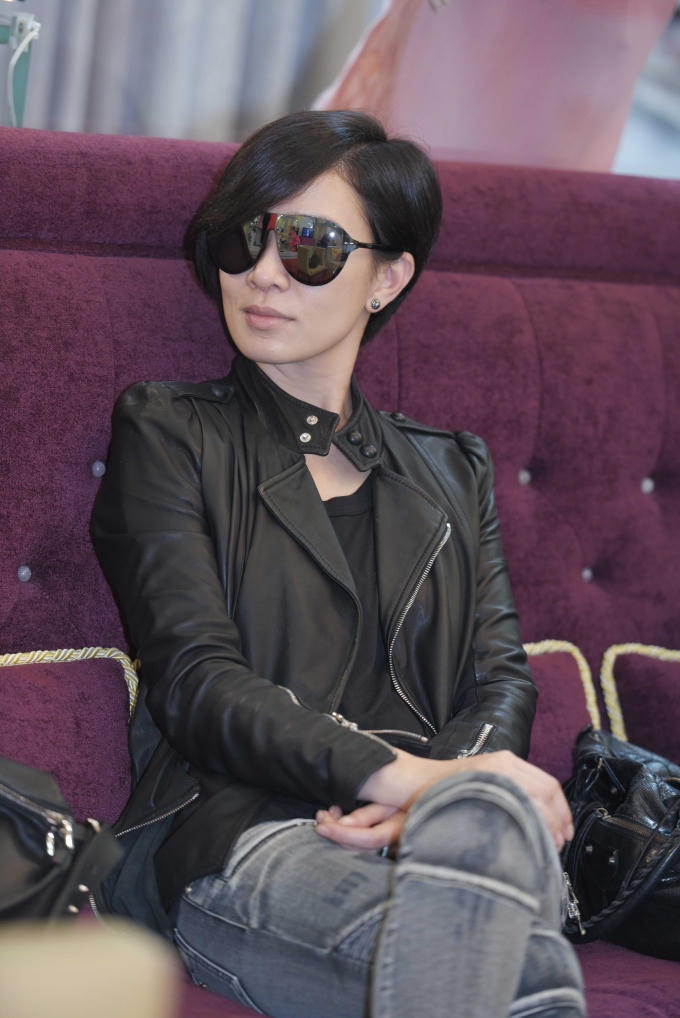 Dù đã bước sang tuổi 40, nhưng phong cách thời trang của Xa Thi Mạn khá 'ngầu'