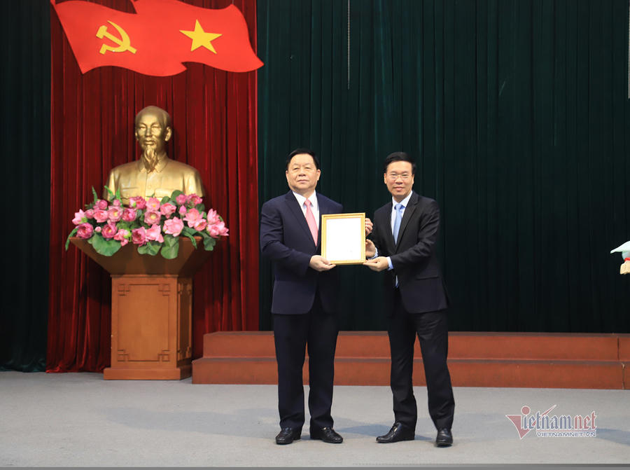 Thường trực Ban Bí thư Võ Văn Thưởng trao quyết định và tặng hoa tân Trưởng Ban Tuyên giáo Trung ương Nguyễn Trọng Nghĩa (trái)