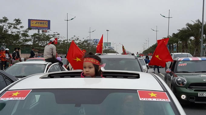 H&agrave;ng chục ngh&igrave;n người h&acirc;m mộ h&ograve; reo ch&uacute;c mừng U23 Việt Nam tại chảo lửa Mỹ Đ&igrave;nh