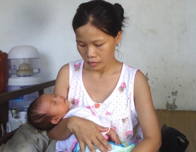 Sản phụ Nguyễn Thị Oanh, nạn nhân của vụ mổ tử cung bị cắt nhầm niệu quản. (Ảnh: D.Lê).
