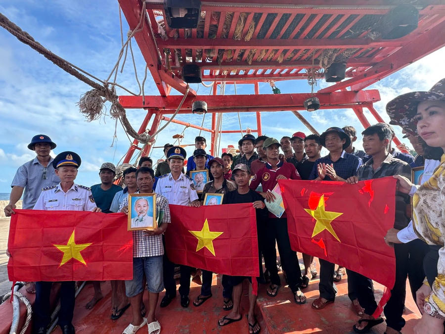 Đoàn công tác trao tặng Cờ Tổ quốc và ảnh Bác Hồ cho bà con ngư dân