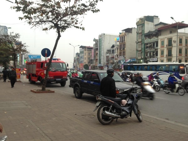 Xe công an và cứu hỏa cũng đã có mặt để làm công tác tại chùa.