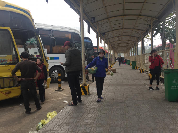 Bến xe ng&agrave;y gi&aacute;p Tết vắng như