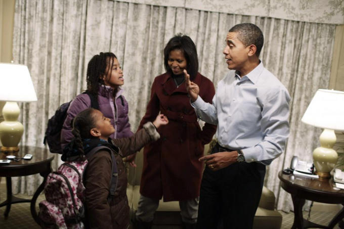 Sasha và Malia trong ngày đầu tiên đi học tại trường Sidwell Friends ở Washington. (Ảnh: Reuters)