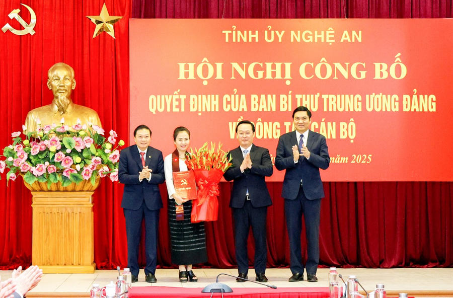 Thường trực Tỉnh ủy Nghệ An tặng hoa chúc mừng bà Võ Thị Minh Sinh.