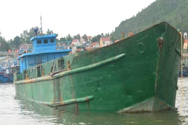 Con tàu chở bùn bị lực lượng biên phòng bắt giữ.