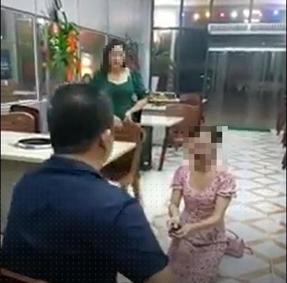 Tạm giữ chủ quán tại Bắc Ninh bắt khách quỳ gối, chửi bới kiểu giang hồ - ảnh 1