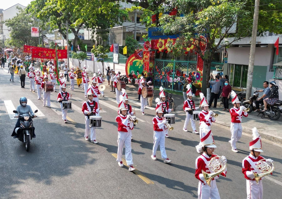 Mở đầu đoàn diễu hành lễ nghinh thần là đội nghi lễ kèn, trống do học sinh THCS trên địa bàn TP Biên Hòa biểu diễn.