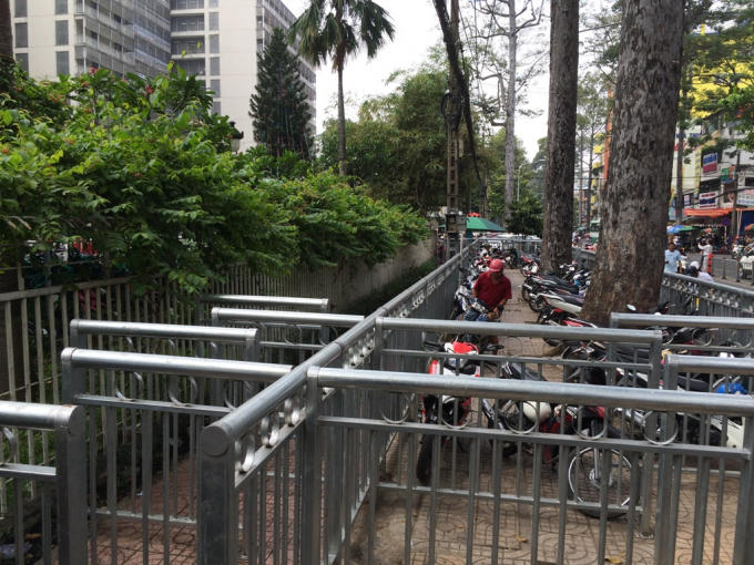 Lan can trên vỉa hè đường Nguyễn Chí Thanh.