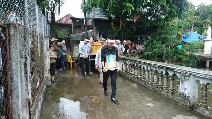 Trước khi chuẩn bị đưa linh cữu đến nhà thờ làm lễ, trời mưa rất to. Nhưng khi linh cữu vừa ra đến cổng nhà thì mưa tạnh.