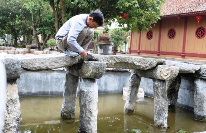 Nói về cây cầu đá cổ, thầy Thắng cho biết, cách đây ít năm về huyện Tam Điệp (Ninh Bình), thấy chiếc cầu đá cổ rất đẹp nằm dưới bờ ruộng. Tổng trọng lượng cầu cả chục tấn, các trụ nằm sâu dưới bùn nên không dễ đưa lên bờ. Sau khi xin chính quyền địa phương và nhân dân, nhà sư bỏ ra khoản tiền không nhỏ để thuê xe cẩu, xe tải bốc nó mang về chùa.