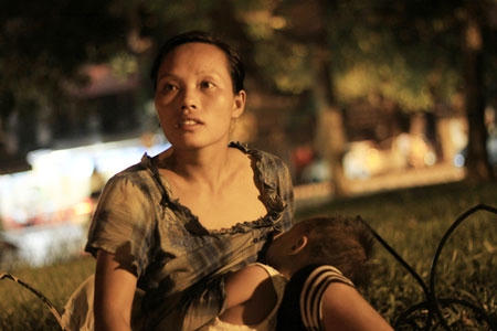 Sau một ngày dong duổi khắp các con phố, tối về hai mẹ con nằm ngủ bất kì đâu có thể.  Chị cho biết, trong cuộc sống là phải biết san sẻ và giúp đỡ người khác, giờ mình giúp họ sau này sẽ có người khác giúp mình. Chính vì quan niệm ấy mà chị được bao nhiêu tiền, hoa quả của những người hảo tâm cho là chị đem đi cúng lễ hết cho những người vô gia cư đã khuất.