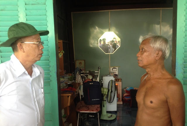 Ông Trần Công Chánh - Bí thư Tỉnh ủy Hậu Giang tiếp xúc với người dân thị trấn Mái Dầm (Hậu Giang) hôm 13/9.