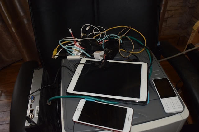 Nhiều tang vật liên quan đến vụ việc.