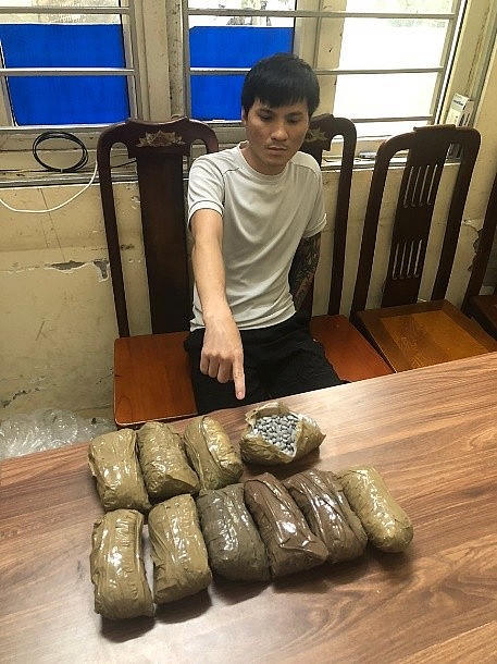Đối tượng Lê Thanh Thúy cùng tang vật thu giữ.
