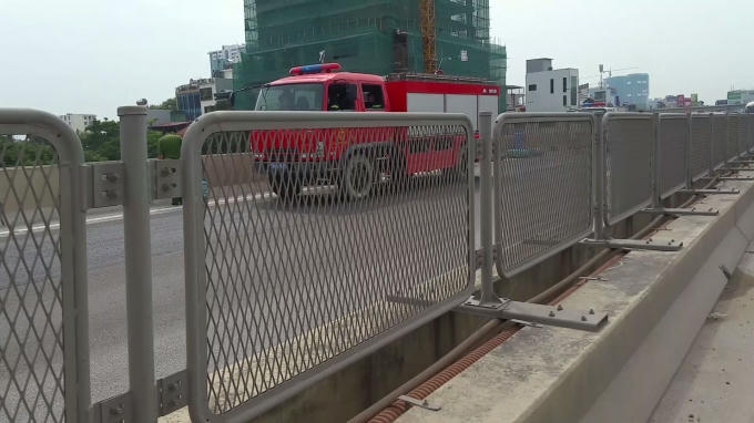 Đề phòng nguy cơ cháy nổ, các lực lượng chức năng cũng đã điều xe chữa cháy đến hiện trường. Ảnh: Huy Trung