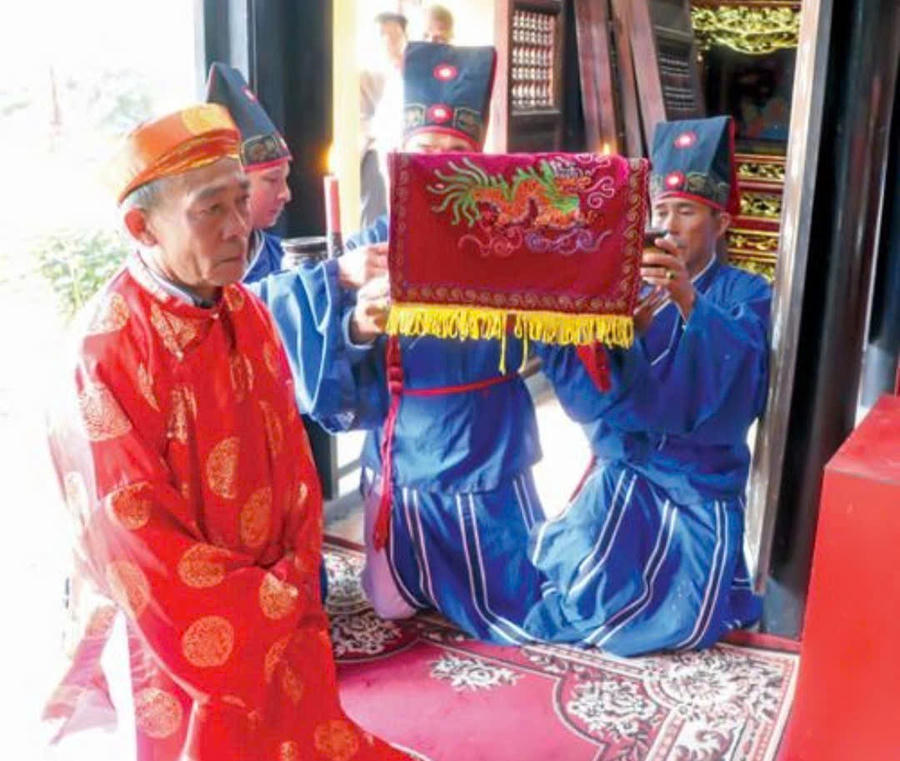 Thành viên Ban nghi lễ đình An Khê tổ chức lễ cúng Khai sơn theo nghi thức truyền thống. Ảnh: Báo Gia Lai