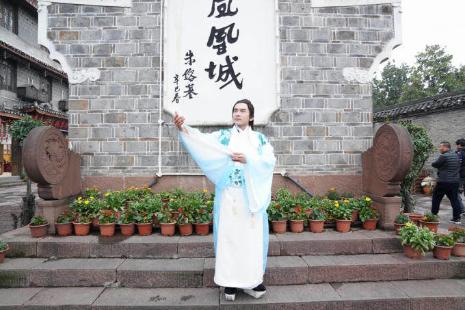 Những hình ảnh mới nhất, khán giả không khỏi thích thú khi được gặp lại tuổi thơ mình với hình ảnh nam ca sĩ diện trang phục cổ trang trong MV mới.