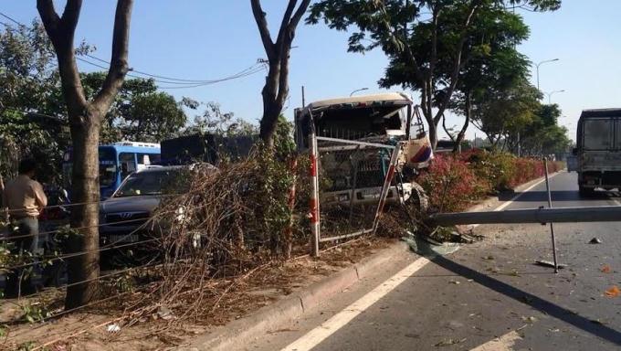 Vụ việc xảy ra 8h30 sáng nay (28/1), chiếc xe ben mang BKS 61C - 104.27 khi lưu thông trên QL1A hướng từ cầu vượt Sóng Thần về cầu vượt Bình Phước.