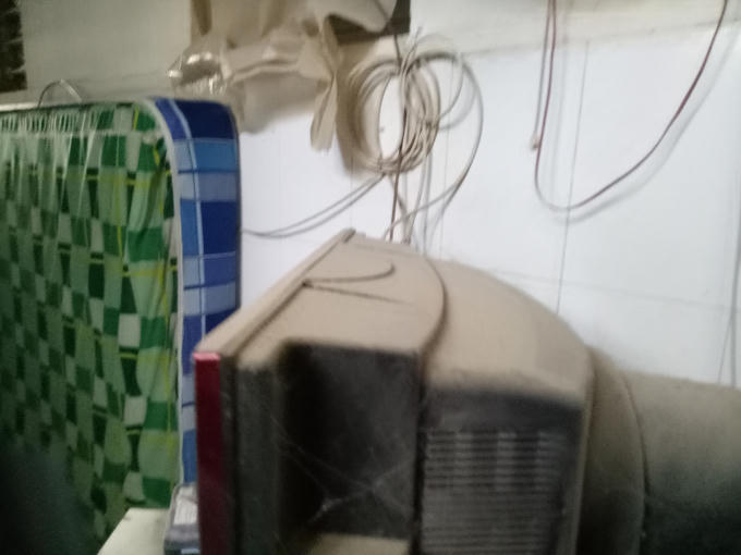 Bụi từ xưởng gỗ bám dày đặc đồ đạc của người dân