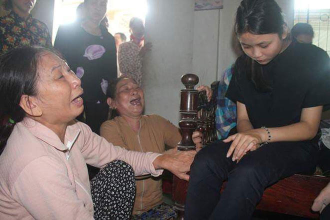 Nước mắt ngập tràn thôn Lương Điền. Họ khóc vì không thể kìm nén được nỗi đau quá lớn.