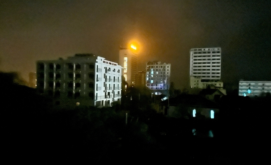 22h đêm 25-8, Cửa Lò chìm trong bóng tối ngoại trừ một số khách sạn lớn chạy máy phát điện 