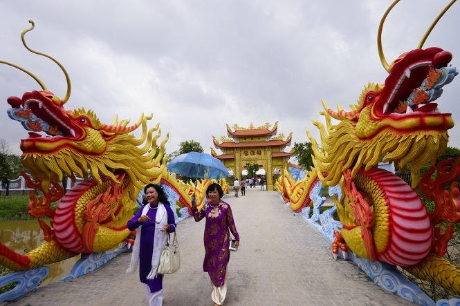 Hai con rồng uốn lượn ở lối vào đền thờ tổ.