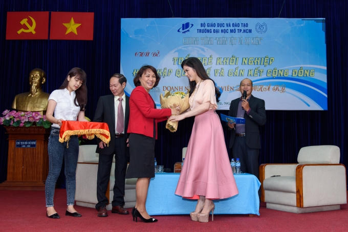 Lý Nhã Kỳ được lãnh đạo trường đại học Mở TP Hồ Chí Minh tặng hoa sau buổi giao lưu với sinh viên.