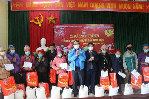 Mang sắc xuân đến với vùng biên cương Tổ quốc