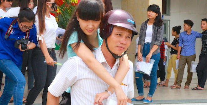 Hình ảnh cảm động của hai bố con trong buổi thi Toán sáng nay. Trí Thức Trẻ