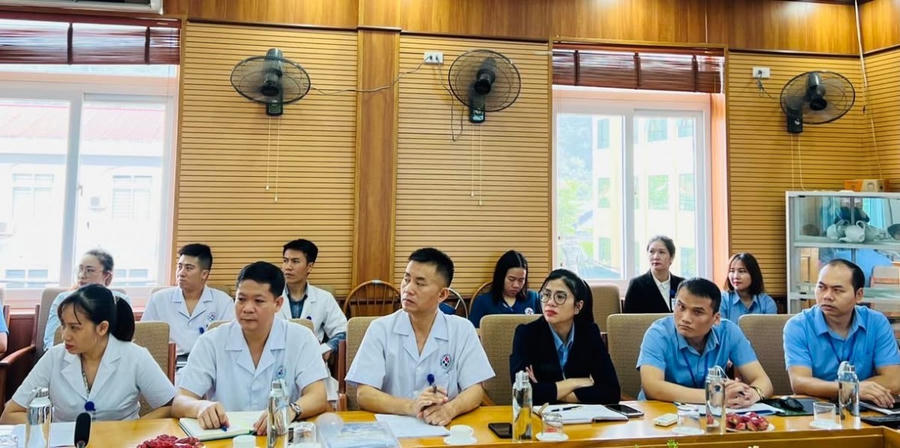Y bác sĩ Trung tâm Y tế huyện Tân Sơn lắng nghe ý kiến cảu Đoàn công tác.