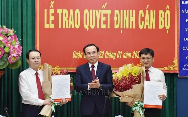 Bí thư Thành uỷ TP.HCM Nguyễn Văn Nên trao quyết định điều động, bổ nhiệm ông Nguyễn Văn Hiếu làm Bí thư TP Thủ Đức. (Ảnh: Thành uỷ TP.HCM)