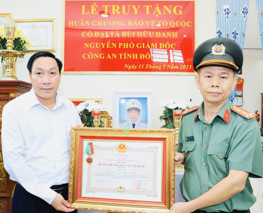 Đại tá Trần Tiến Đạt - Phó giám đốc Công an tỉnh trao Huân chương bảo vệ Tổ quốc hạng Ba cho gia đình Đại tá Bùi Hữu Danh