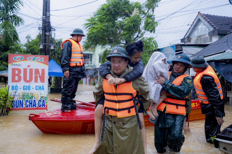 Các lực lượng hổ trợ người dân đến nơi an toàn. (Ảnh: hue.gov.vn)