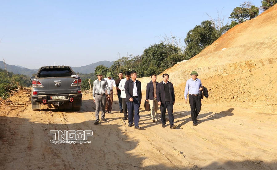 Phó Chủ tịch UBND tỉnh Nông Quang Nhất kiểm tra thực địa Dự án thôn Khuổi Slưn, xã Nà Phặc.
