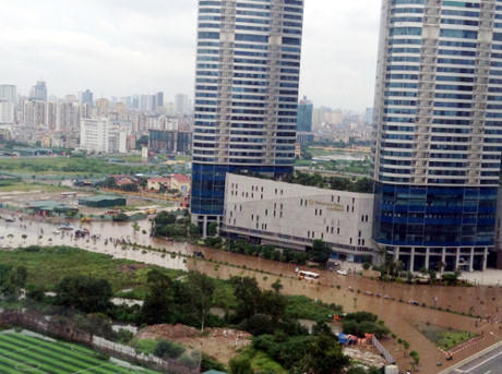 Trước đó, vào đầu tháng 8/2013, tòa nhà Keangnam từng bị cô lập giữa "sông Hà Nội" sau trận mưa kéo dài trong 2-3 ngày. Ảnh: Vietnamnet.