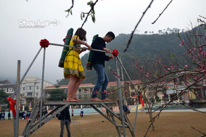 Thi ghánh nước là hội thi được nhiều đôi nam - nữ thanh niên hào hứng tham gia.