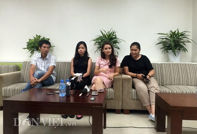 Nhà báo Lê Bình và ê kíp thực hiện ký sự Syria: Góc nhìn từ phía bên trong cuộc chiến, trả lời báo chí sau ngày phát sóng. (Ảnh: Thanh Hà).