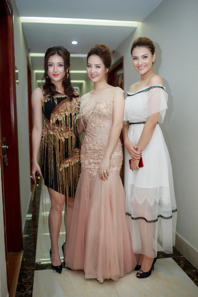 Hồng Quế khoe vẻ đẹp 'mòn mỏi' của gái một con